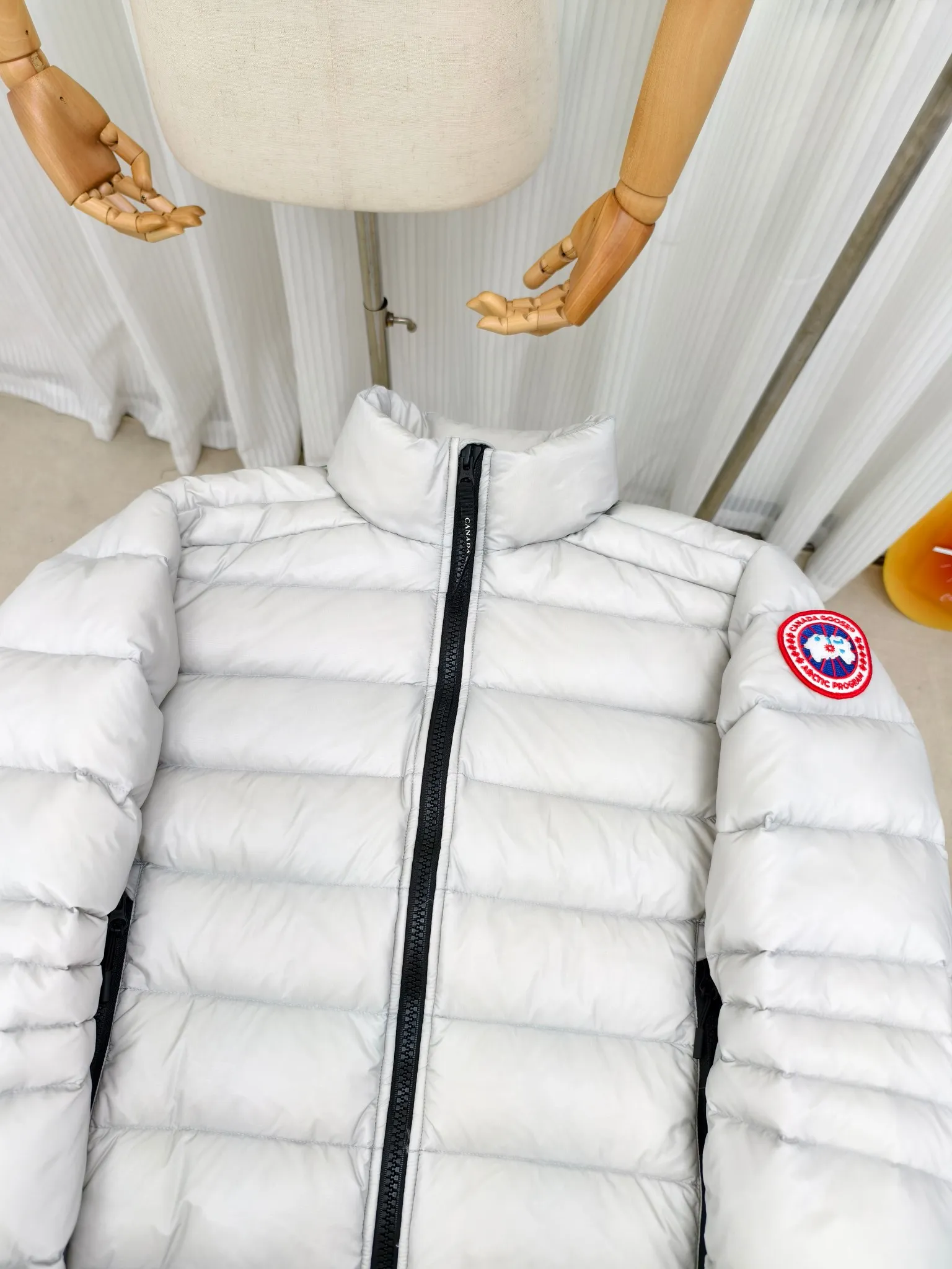 P880 2228M model (high version) Canada goose Crofton down jacket, this is a down jacket suitable for late autumn and early winter: on cold and rainy mornings, it can be used as a layer of warmth inside the rainproof jacket, and can be worn alone in the late autumn and early winter with a little bit of coolness. Filled with white duck down. The Crofton Jacket is a versatile, lightweight and versatile piece that even packs itself in for easy transport. The inner layer has removable elastic straps, making the jacket easy to carry on the shoulder and hands-free. 2 zippered hand pockets with fleece fabric on the knuckle side for softness and warmth. Color: black with black label, black with red label, ocean blue, superoxide blue, silver birch red label, silver birch black label Size: XS-2XL